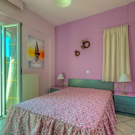 Apartment 5mins- Beach - Shops -bbq -wood Oven -patio-6 *